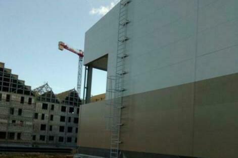 Противопожарная лестница с защитным экраном на спортзале Нахимовского училища